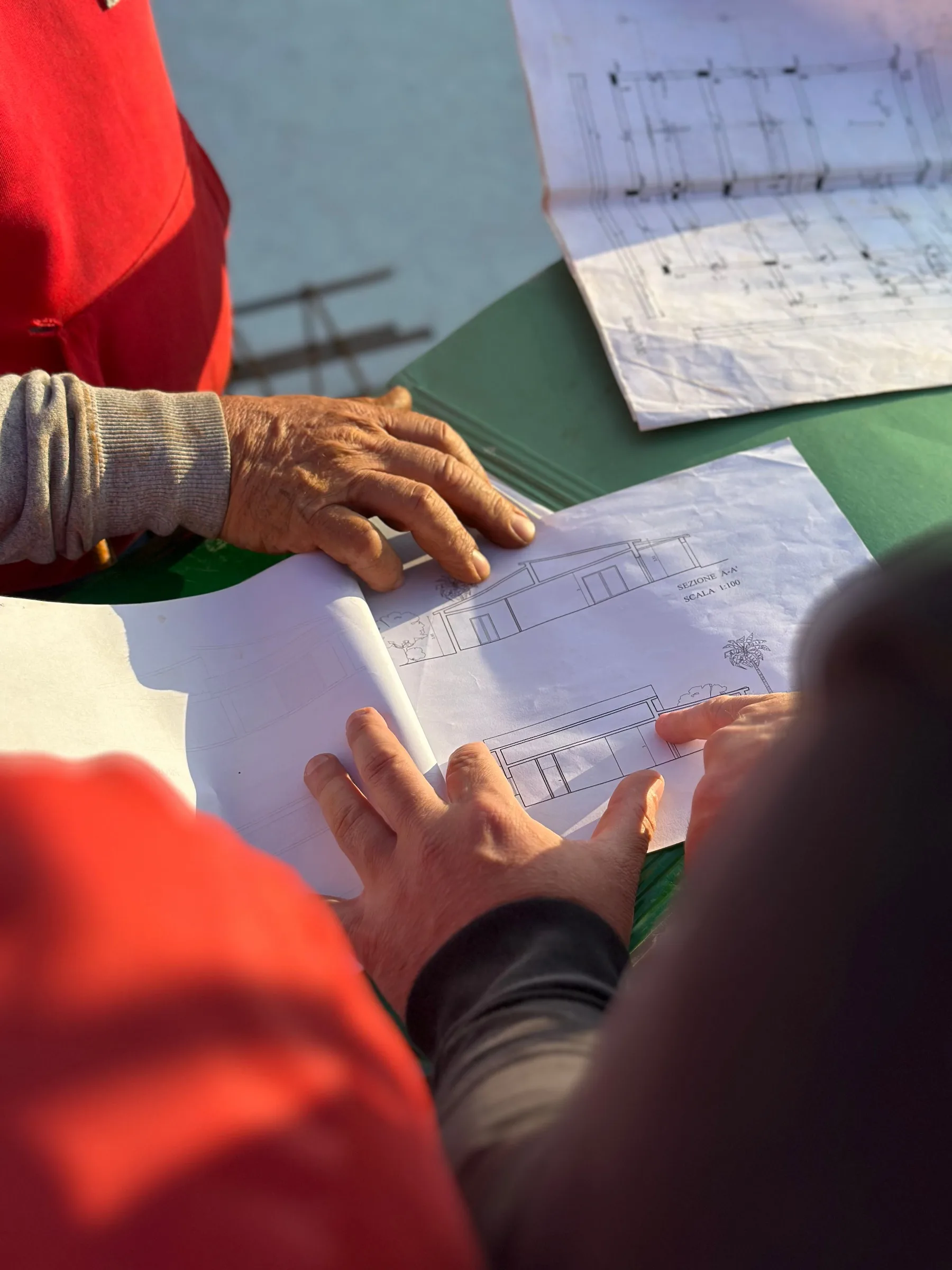 Planung eines Bauprojekts auf der Baustelle